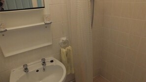 Bathroom - Strandways Court 12A (Saundersfoot)