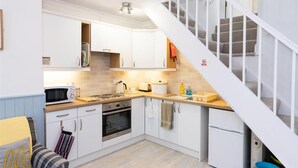 Fridge, microwave, oven, electric kettle - Laston Cottage (Tenby)