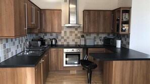 Fridge, microwave, oven, dishwasher - Paragon House 3 (Tenby)