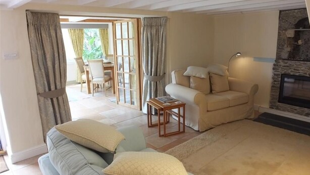 TV - The Old Coach House (Tenby)