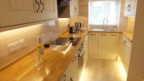 Fridge, microwave, oven, dishwasher - The Old Coach House (Tenby)