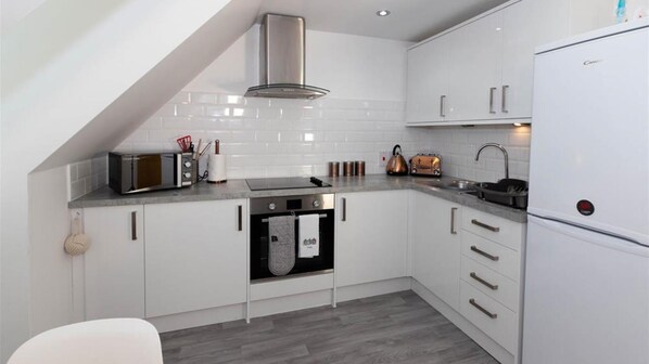 Refrigerador, microondas, horno y congelador 