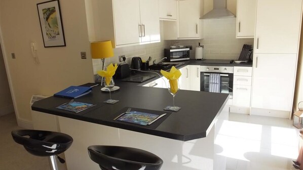 Oven, dining tables - Northcliffe House 2 (Tenby)