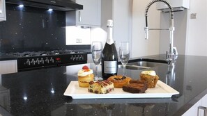 独立别墅 (3 Bedrooms) | 私人厨房 | 冰箱、微波炉、烤箱、洗碗机