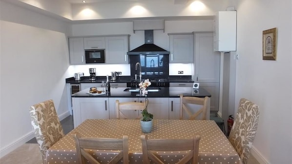 House (3 Bedrooms) | Dining
