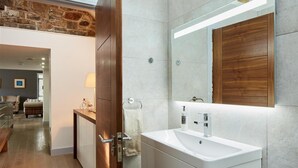 Bathroom - The Coach House (Tenby)