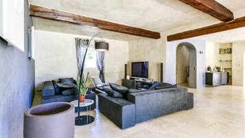 TV connectée, table de tennis de table, vidéothÚque