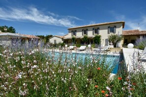 Property grounds - Luxurious Provencal Bastide near Aix en Provence and Luberon (Rognes)