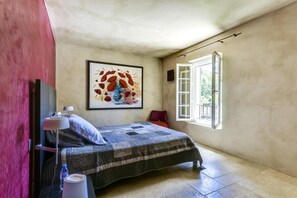 4 chambres, fer et planche à repasser, Wi-Fi, draps fournis