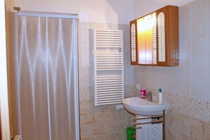 Apartment, 2 Bedrooms | Bathroom | Shower, hair dryer, bidet, towels - La Dimora nel Parco (Rio)