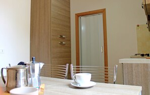 Apartment, 2 Schlafzimmer | Essbereich im Zimmer