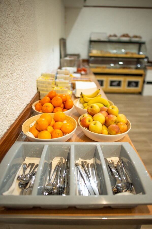 Petit déjeuner buffet (8 EUR par personne)