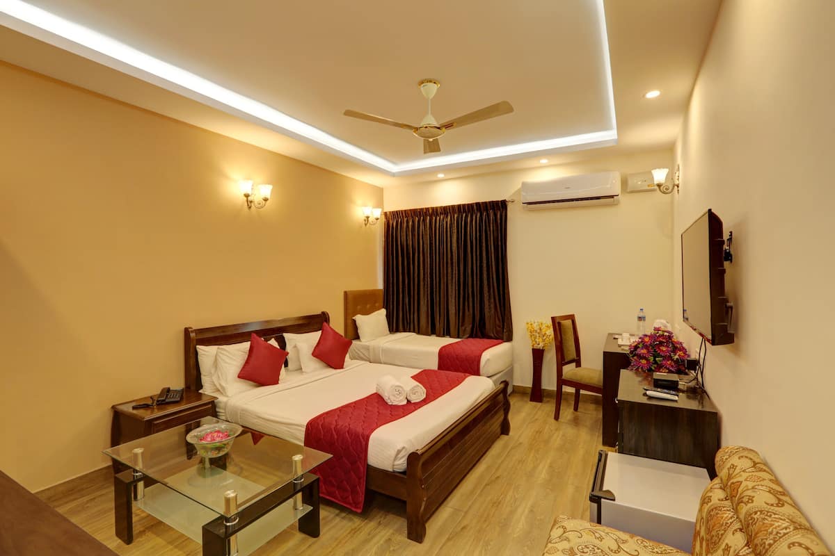 Luxury Triple Room | In-room safe, individually furnished, desk, laptop workspace