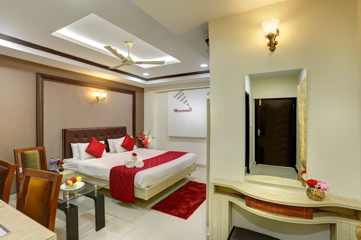 In-room safe, individually furnished, desk, laptop workspace