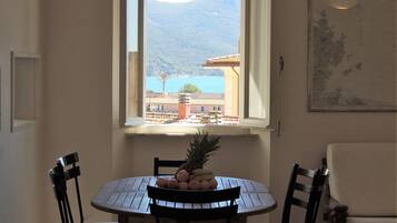 Apartment, 2 Schlafzimmer | Essbereich im Zimmer