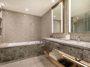 Suite Premium | Baño | Artículos de higiene personal gratuitos, secador de pelo y zapatillas
