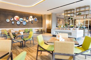 Buffet breakfast on weekdays (CNY 48 per person)