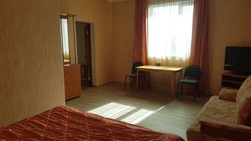 Junior Suite | Iron/ironing board, bed sheets