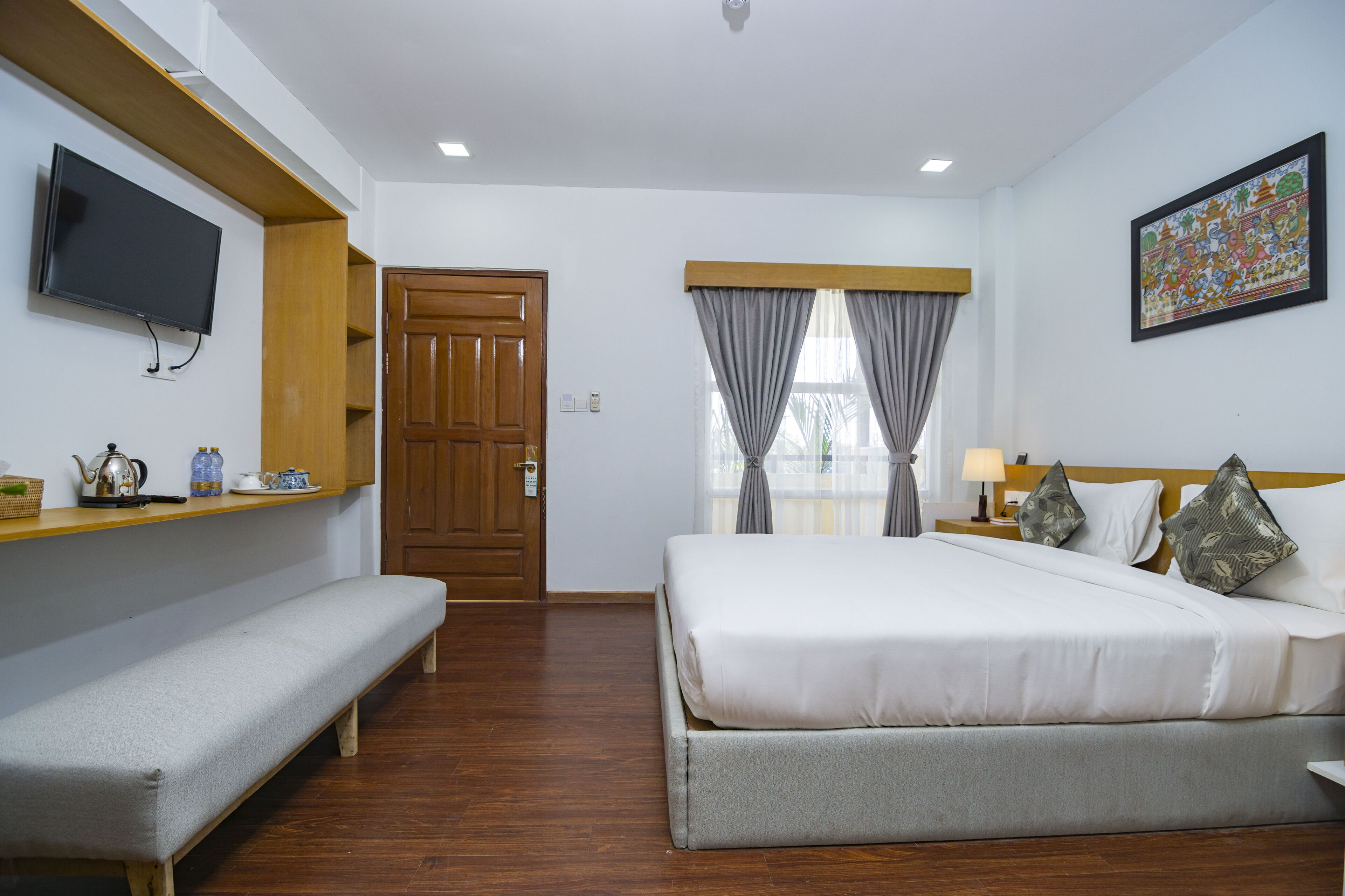 deluxe double room | 1 bedroom, minibar, desk, blackout curtains