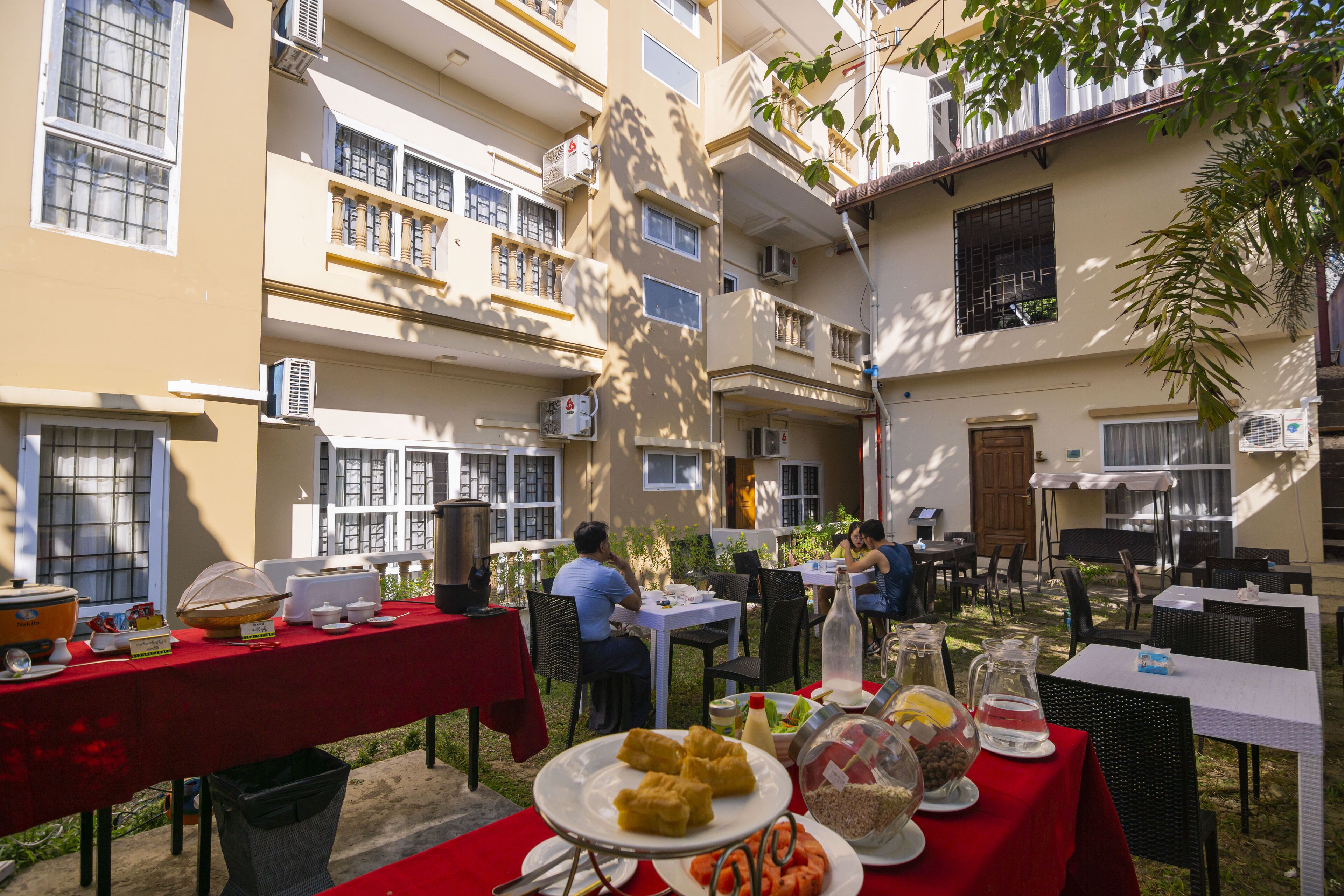 free buffet breakfast