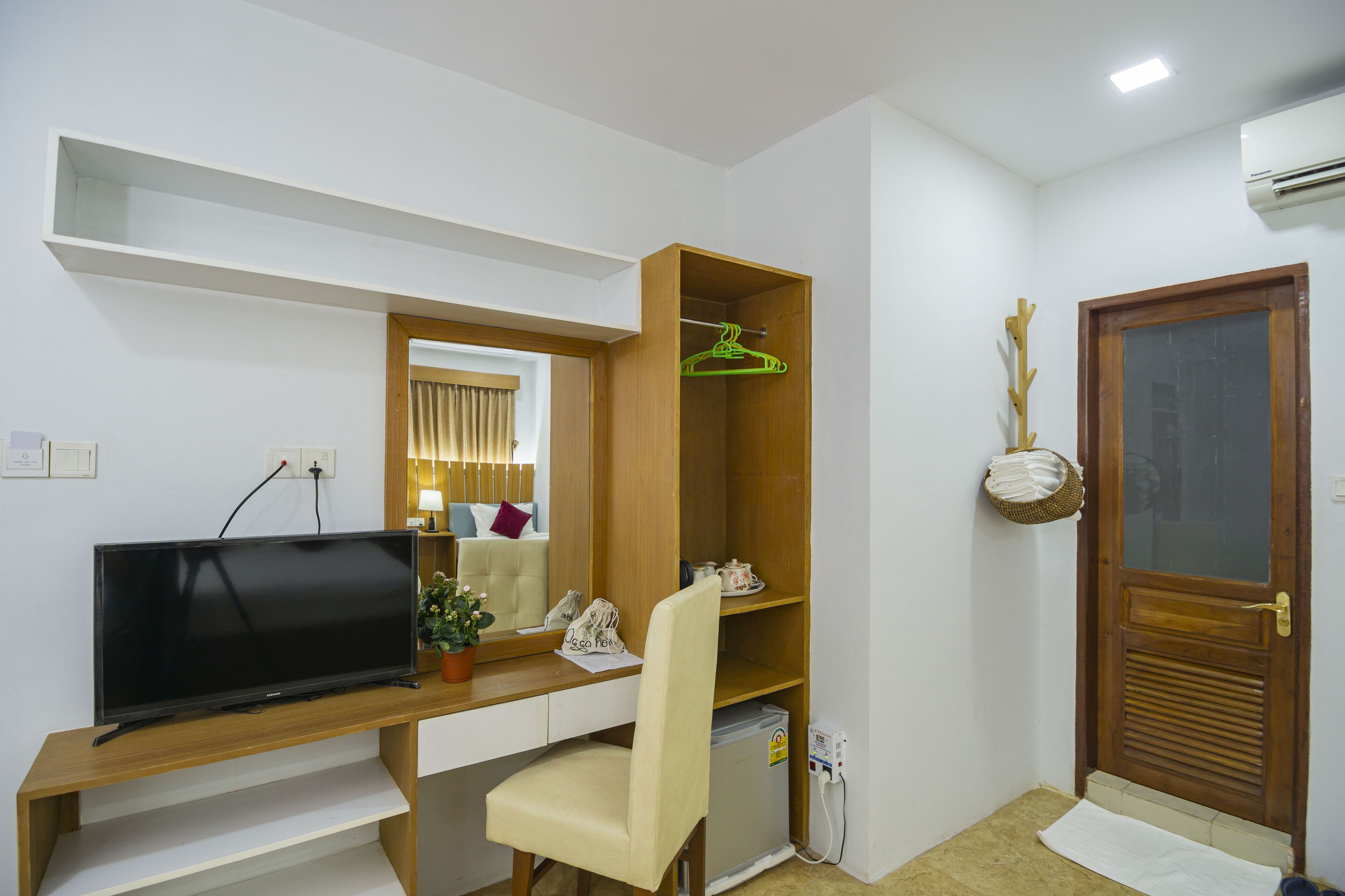 triple room | living area | 32-inch lcd tv with cable channels, tv