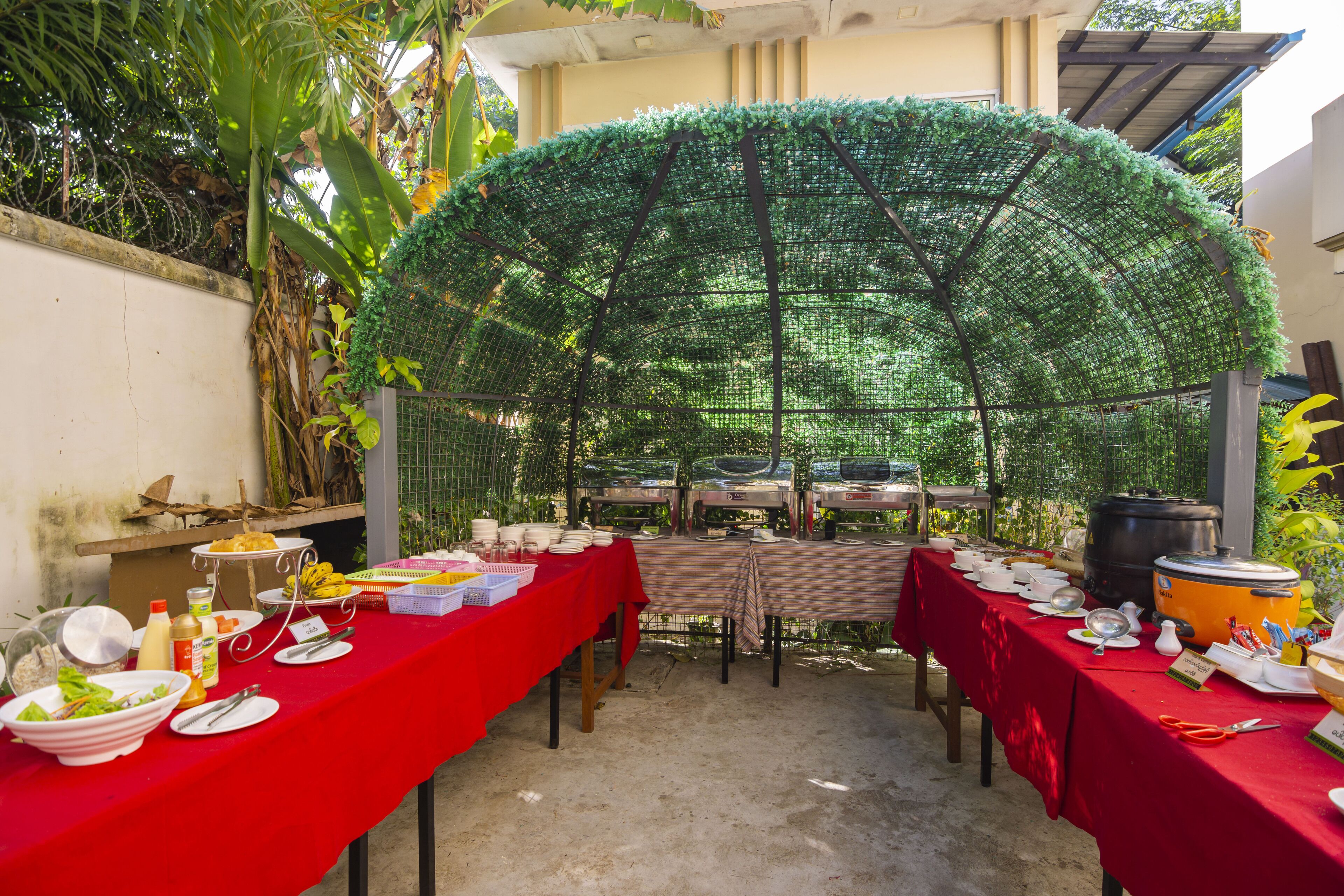 free buffet breakfast