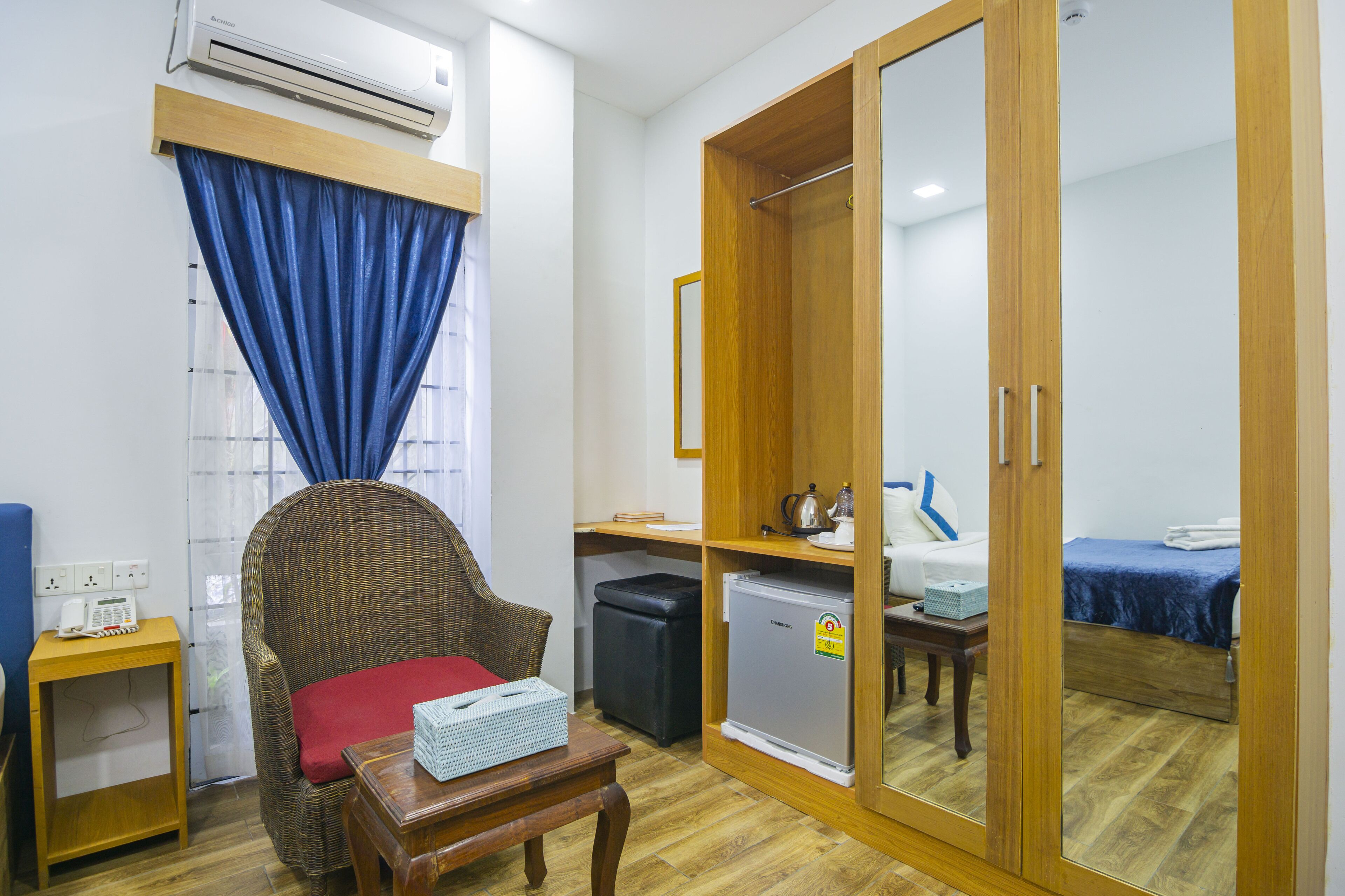 standard single room | living area | 32-inch lcd tv with cable channels, tv