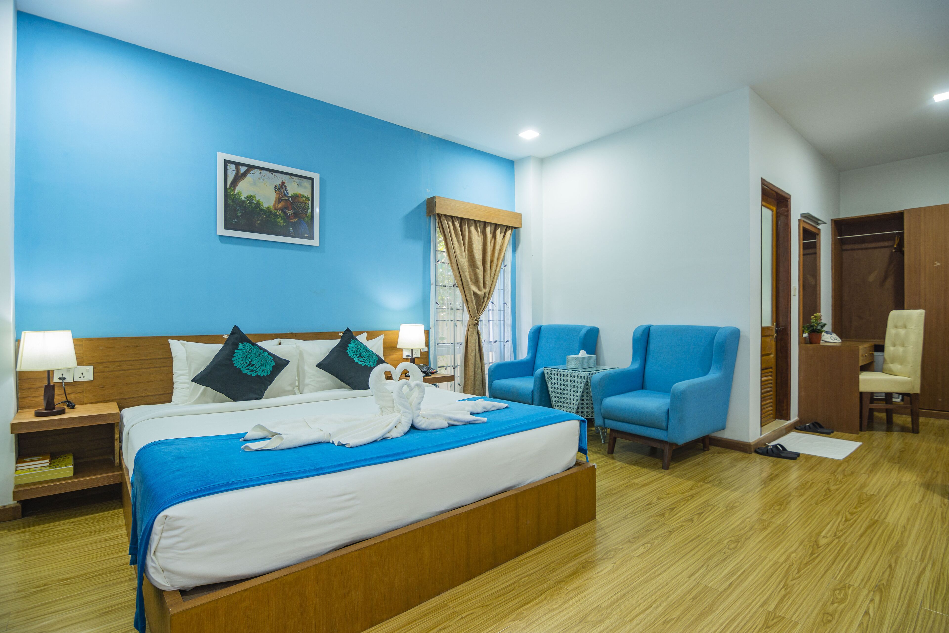deluxe double room | 1 bedroom, minibar, desk, blackout curtains
