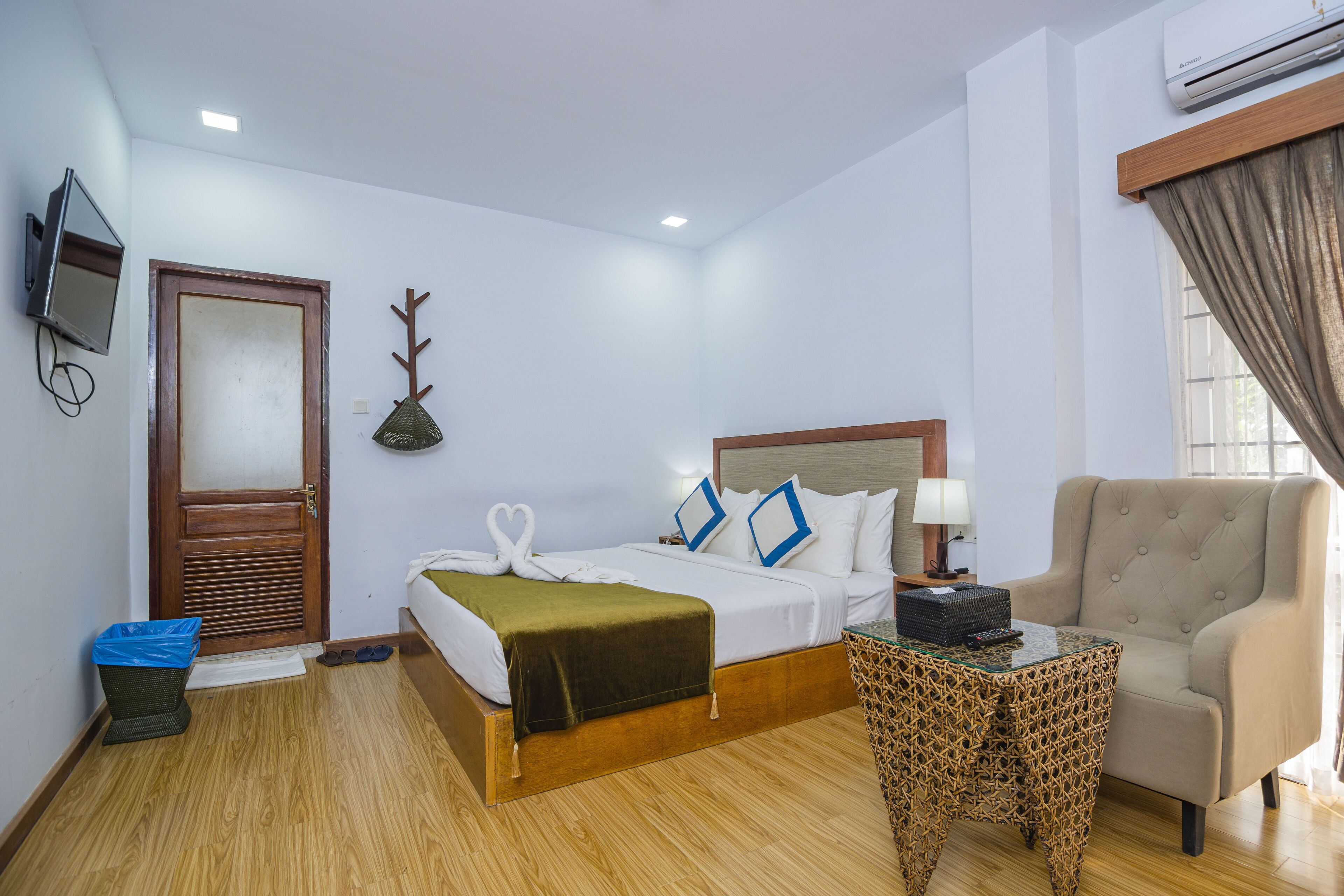 superior double room | 1 bedroom, minibar, desk, blackout curtains