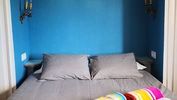 Cots/infant beds, rollaway beds, free WiFi, bed sheets