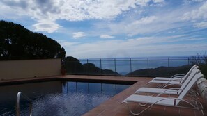Seasonal outdoor pool, pool umbrellas, pool loungers - La Roqueta B&B (Tossa de Mar)