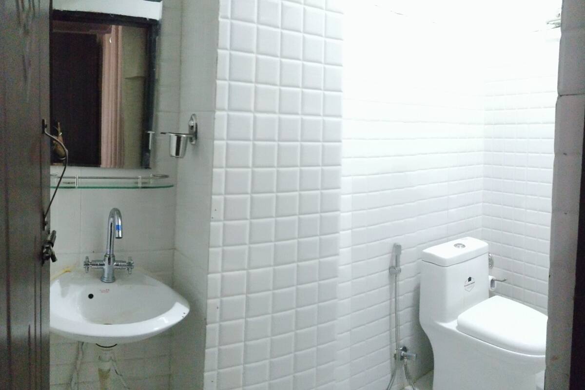 free toiletries, slippers