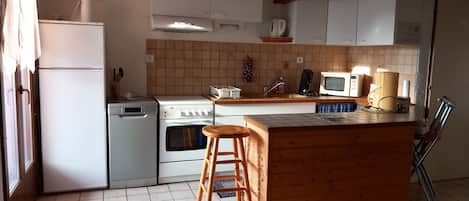 Réfrigérateur, four à micro-ondes, un four, surface de cuisson