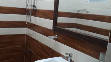 Deluxe Room | Bathroom | Shower, hydromassage showerhead, free toiletries, towels