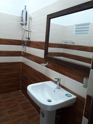 Camera Deluxe | Bagno | Doccia, doccia idromassaggio, set di cortesia gratuito, asciugamani