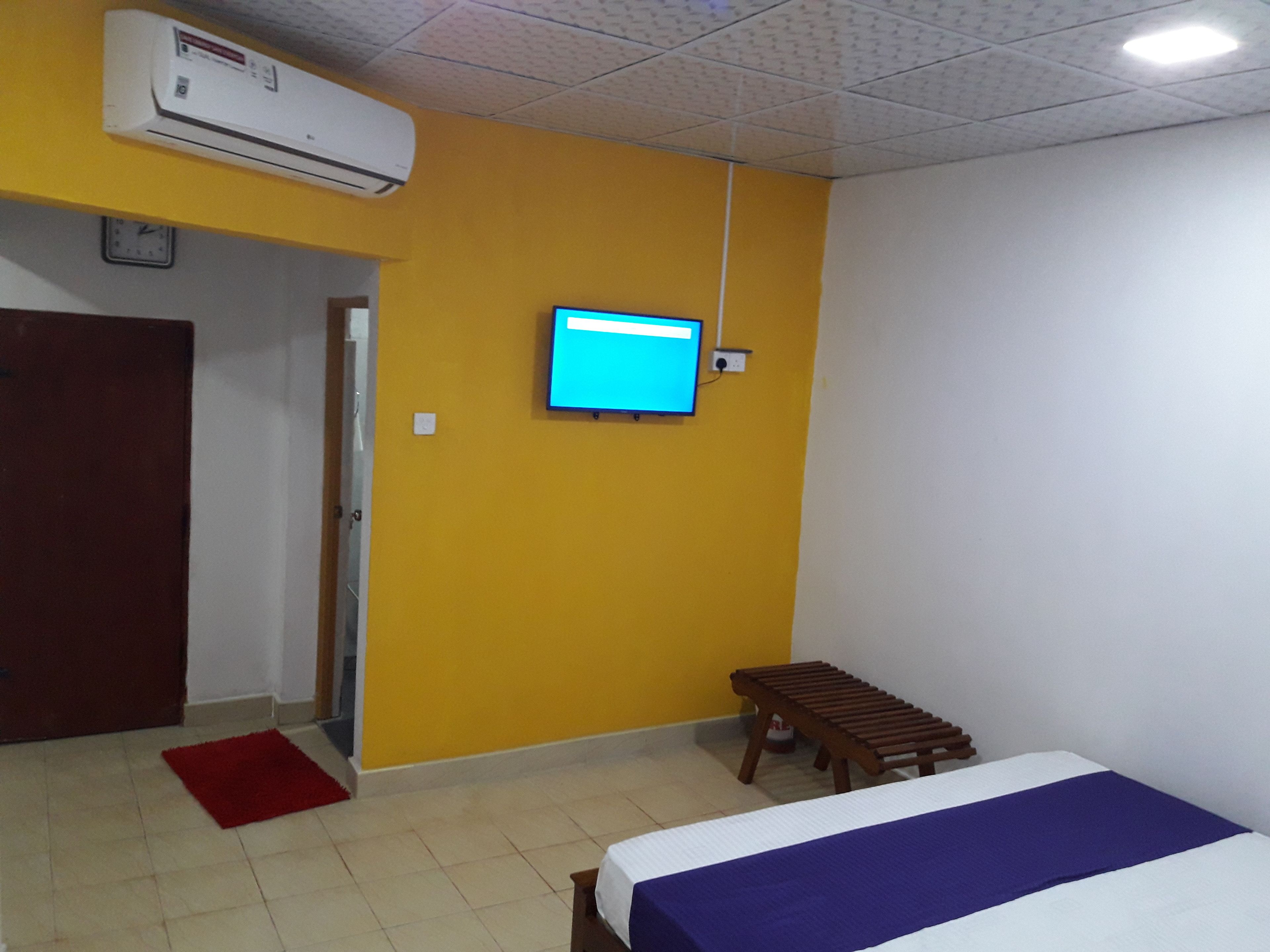 Deluxe Room | Living area | 32-inch LED TV with satellite channels, TV