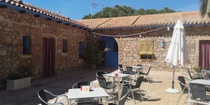 Daily continental breakfast (EUR 3 per person)