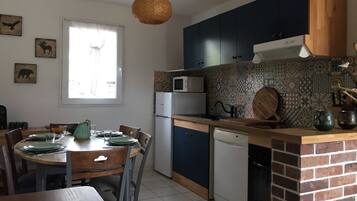 Een koelkast, een microgolfoven, een oven, een vaatwasser