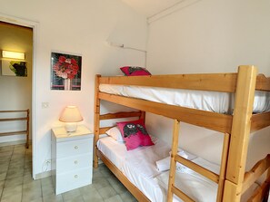 3 bedrooms, iron/ironing board, WiFi (free)