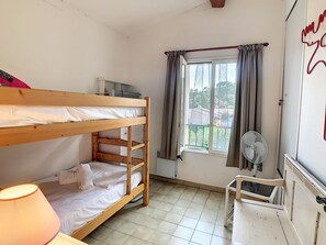3 bedrooms, iron/ironing board, WiFi (free)