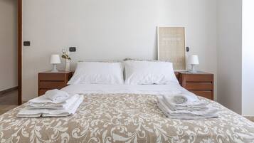 House, 2 Bedrooms | 2 bilik tidur, langsir/tirai gelap terus, katil bayi/kot (surcaj)