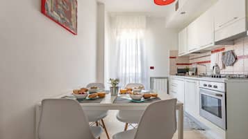 House, 2 Bedrooms | In-room dining