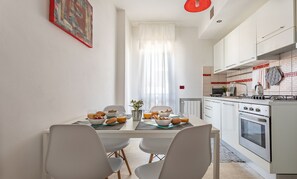 House, 2 Bedrooms | In-room dining
