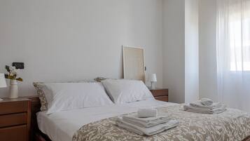 House, 2 Bedrooms | 2 bedrooms, blackout drapes, cribs/infant beds, free WiFi