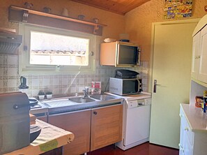 Een koelkast, een microgolfoven, een oven, een kookplaat