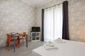 1 bedroom, bed sheets