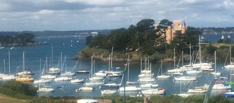 Koselig leilighet, veldig stille med flott havutsikt og ligger 100 meter fra strendene