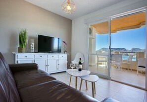 TV - RUBINO - Front line apartment with sea views and direct access to the beach (Calpe)