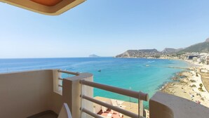 Ein Balkon mit Blick auf Strand und Meer.