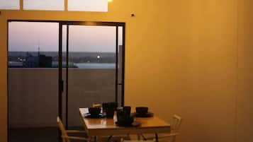 Standard Room, 1 Double Bed | Private kitchen | Cookware/dishes/utensils